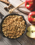 Poêlon en fonte avec mélange pour crumble aux pommes